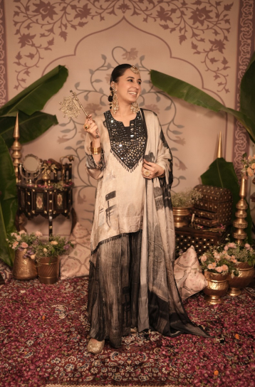 The Boozy Button Gajar ka halwa Black Cotton Silk Kurta Pant Dupatta