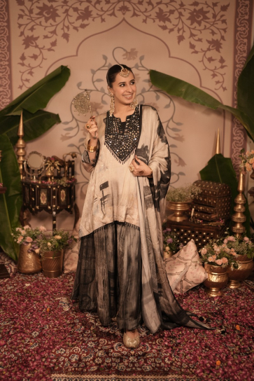 The Boozy Button Gajar ka halwa Black Cotton Silk Kurta Pant Dupatta